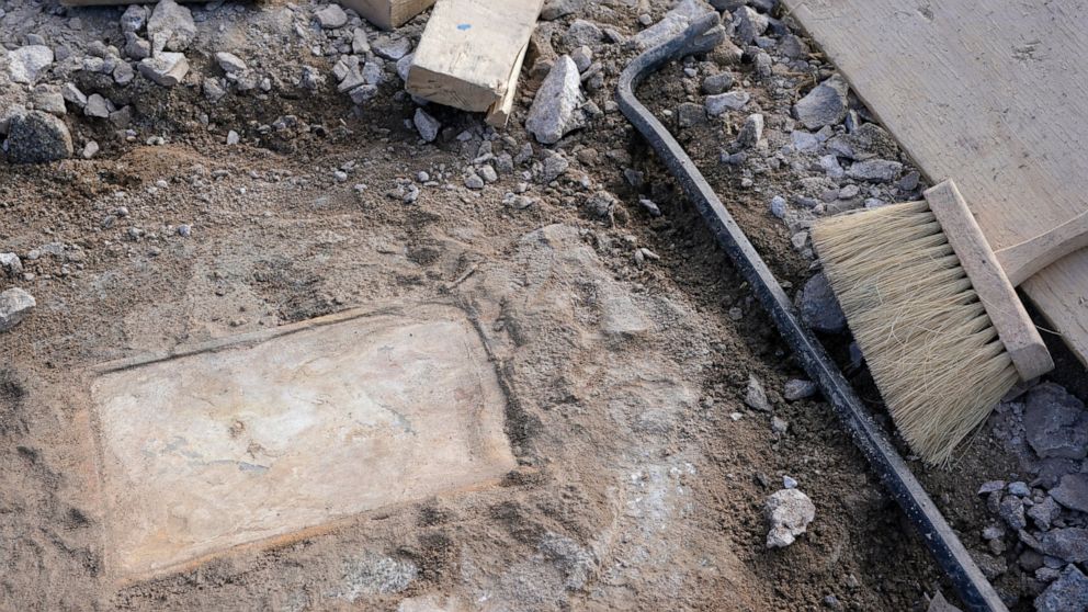 1887 time capsule found at base of Lee statue to be
opened 1