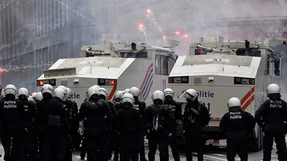 Belgian police use water, tear gas on COVID-19
protesters 1