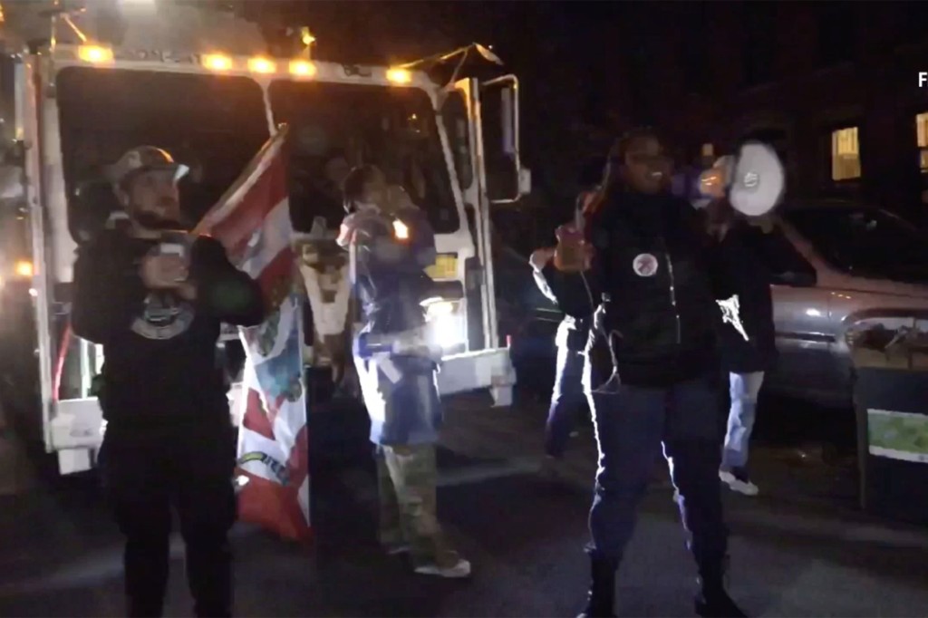 Anti-vax protesters block traffic outside de Blasio’s
Brooklyn home 1