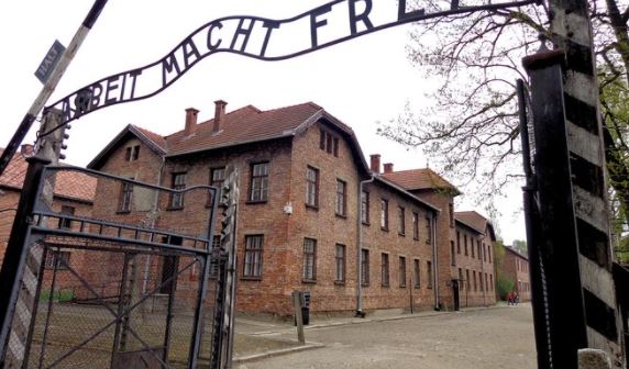 Australia’s ‘mass death camps’ and manhunts for ‘quarantine
prison escapees’ are showing the world the globalists tyrannical
hand 1