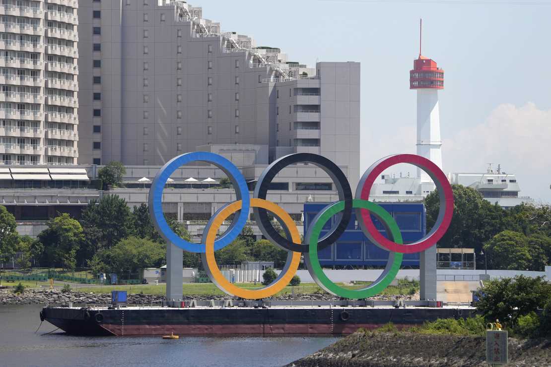 Tibetan Protesters Chain Themselves to Olympic Rings 1