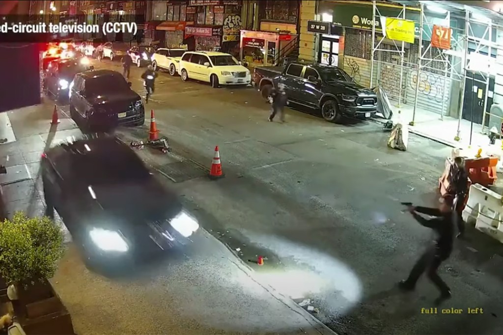 Video shows moment NYPD officer fires at BMW allegedly used
in high-end robberies 1