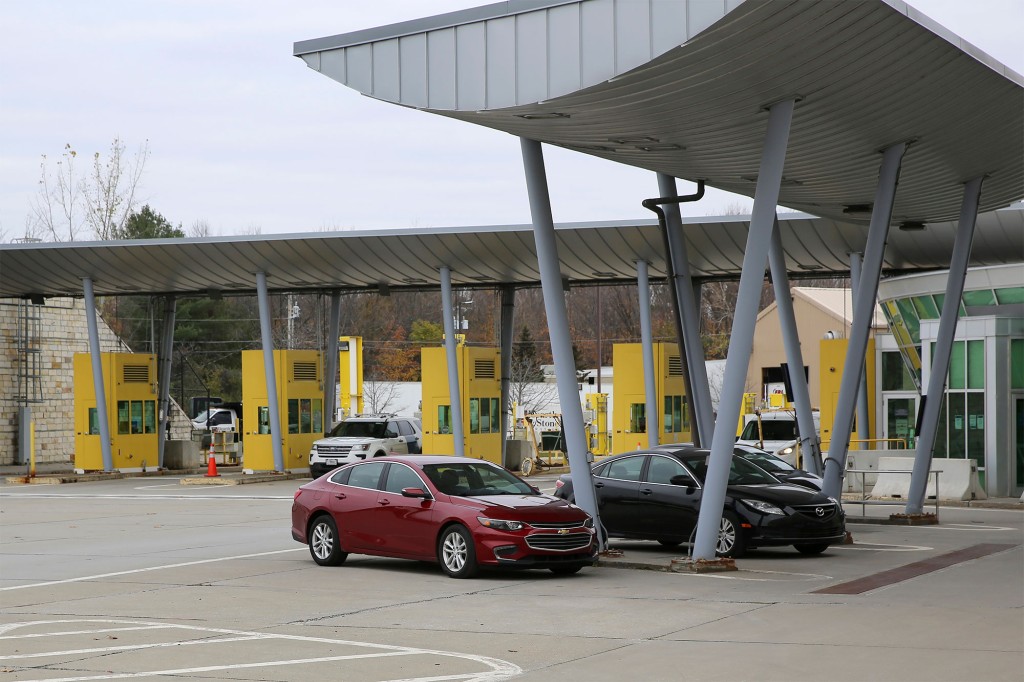 Alleged kidnapper and teen stopped at Canadian border over
lack of COVID-19 tests 1