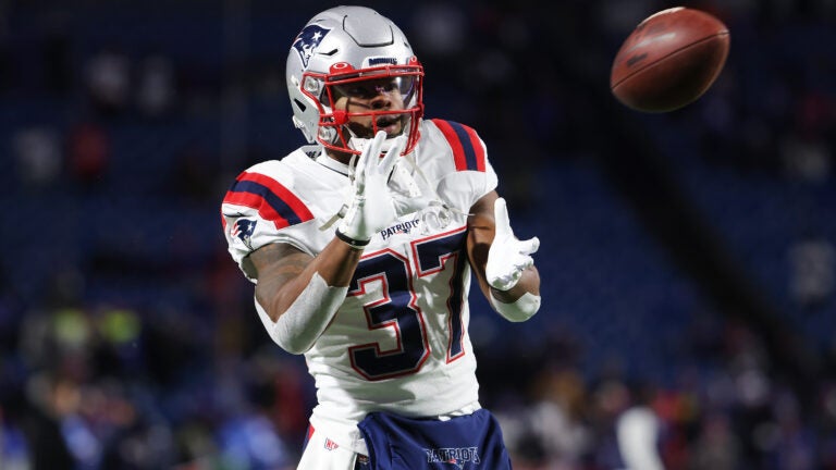 Patriots await injury updates on Damien Harris, Adrian
Phillips 1