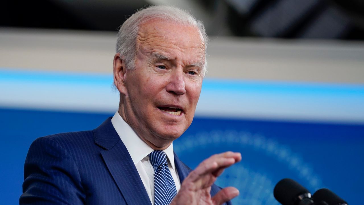 Biden launching winter COVID-19 booster, testing
campaign 1
