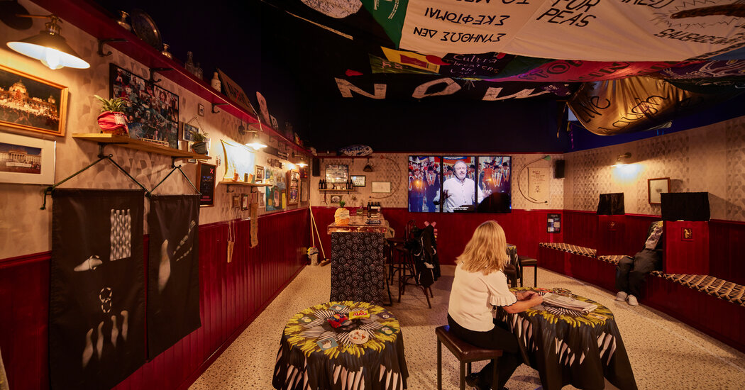 Turner Prize Goes to Array Collective, an Art Protest
Group 1