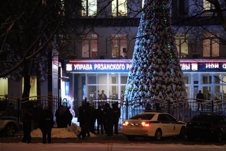 Gunman Opens Fire, Kills 2 at Moscow Service Center After
Being Told to Put on Mask 1