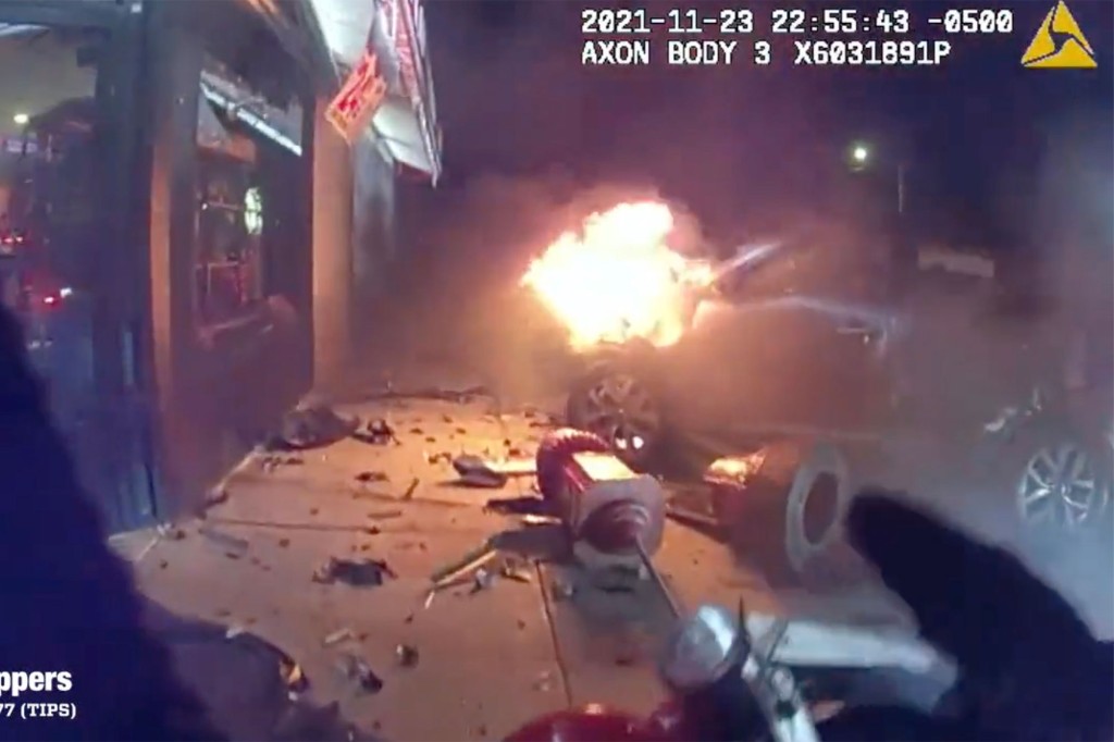 Video shows NYPD officers save driver from burning
car 1
