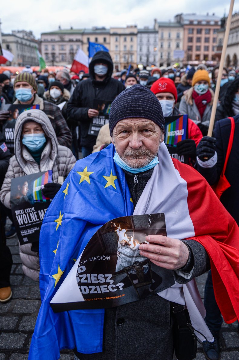 Poland's Cities Erupt in Protest Over Plan to Force Out U.S.
Broadcaster Discovery 1