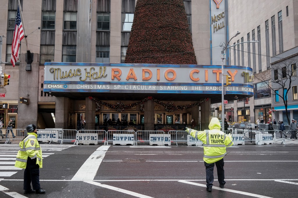 Record COVID-19 spike, cancelations dim holiday season
spirit in NYC 1