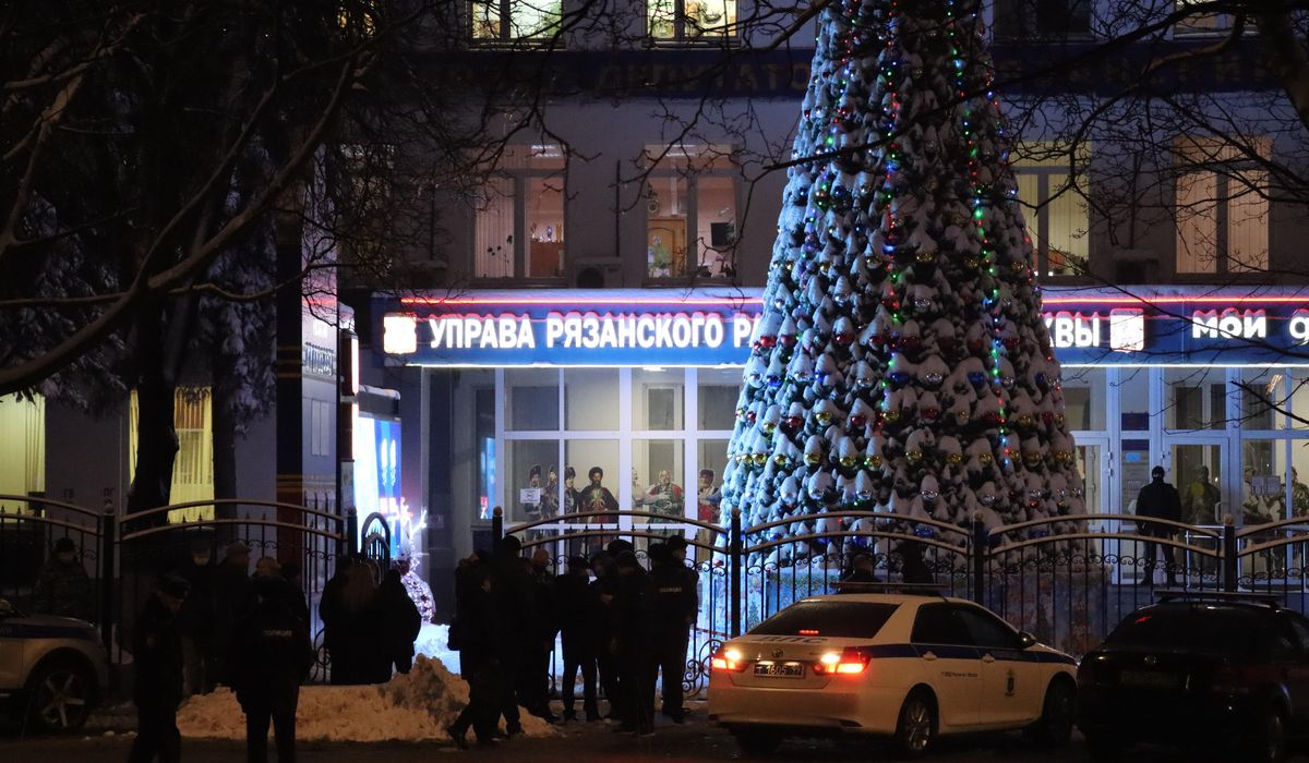Gunman opens fire in Moscow services center, kills 2
people 1