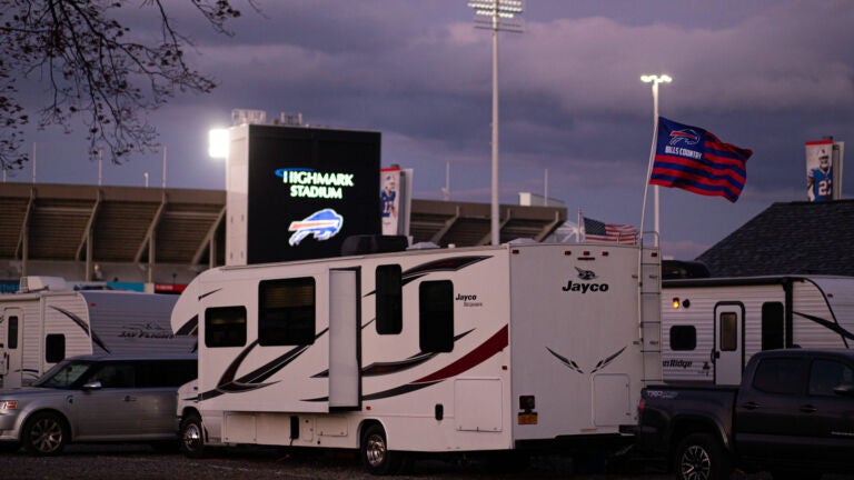 Patriots will play Bills in wild weather, including snow and
55 mph gusts 1