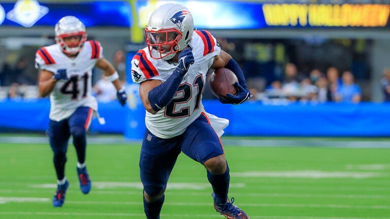 Patriots safety Adrian Phillips avoids major injury,
practices Tuesday 1