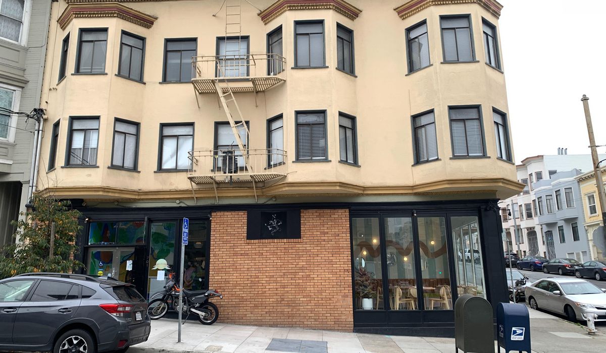 Hilda and Jesse Restaurant owners apologize for denying
service to police officers 1
