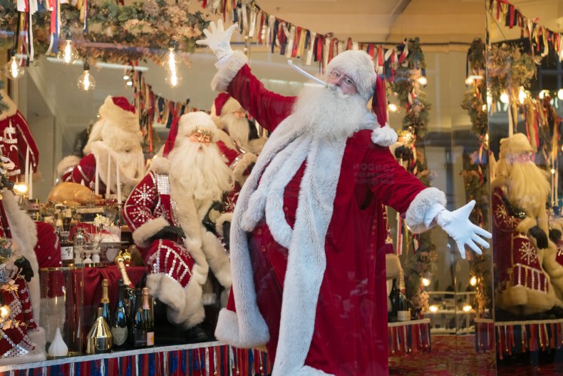 Sheriff's Office Removes Photo of Santa Filling out Gun
Permit Application After Outrage 1