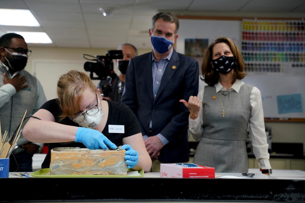 Efforts begin to open 1887 time capsule found under Lee
statue 1