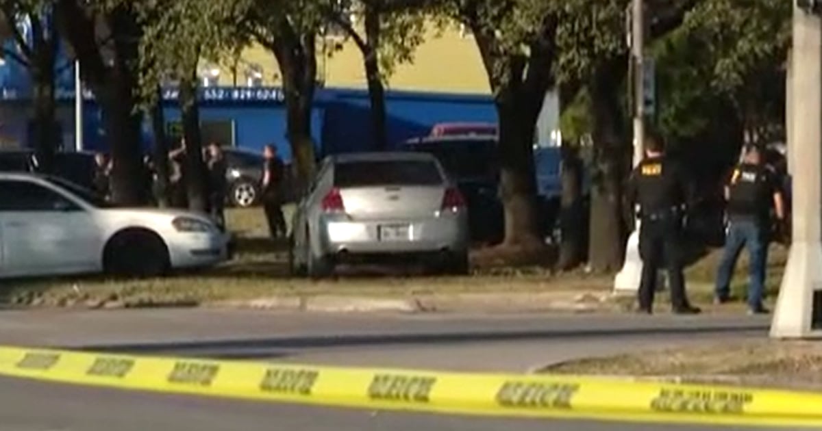 3 police officers shot in Houston, authorities searching for
suspect 1