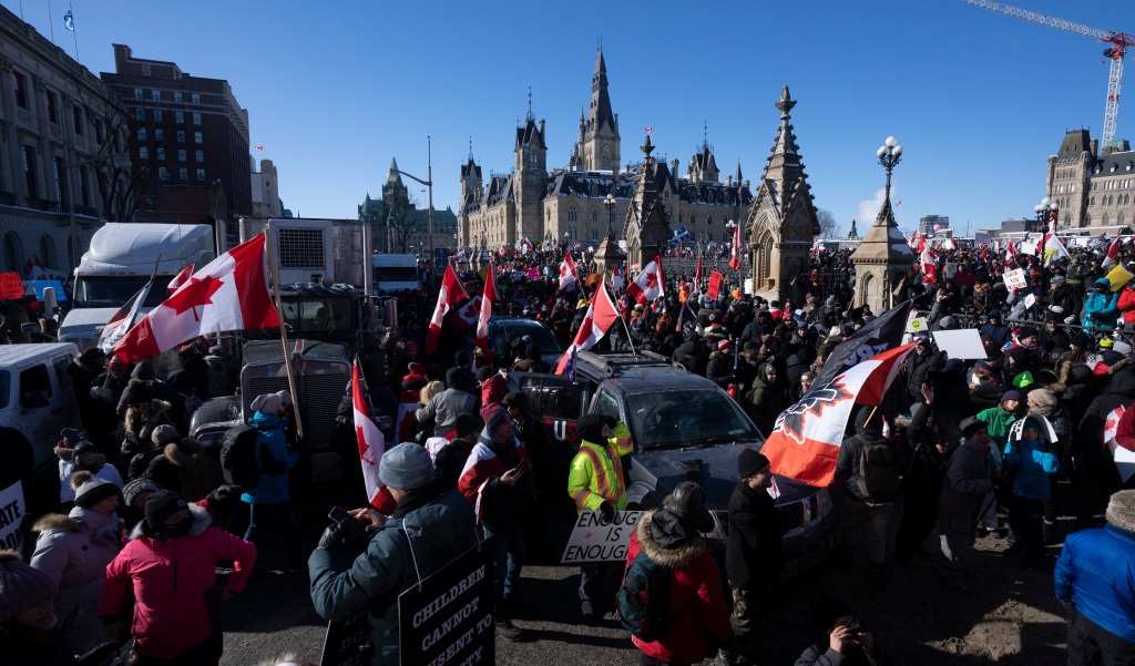 Thousands in Ottawa protest COVID mandates, many
rebuked 1