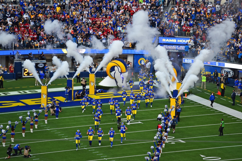 Maskless Gov. Newsom, Mayor Breed spotted at 49ers-Rams game
despite mandate 1