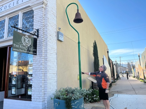 Despite protest, Gilroy erects California ‘mission
bell’ 1
