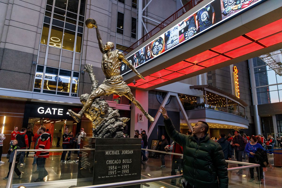The United Center is partnering with FanDuel to open a
sportsbook lounge inside the home of the Chicago Bulls and
Blackhawks 1