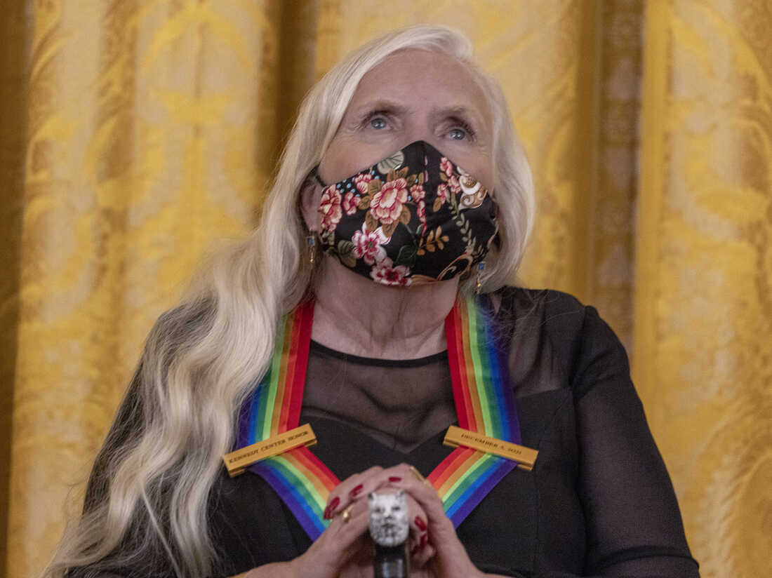 Joni Mitchell joins Neil Young in protest against
Spotify 1