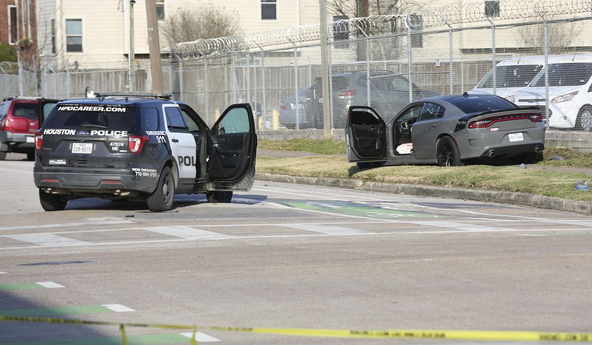 3 Houston police officers wounded after chase,
shootout 1