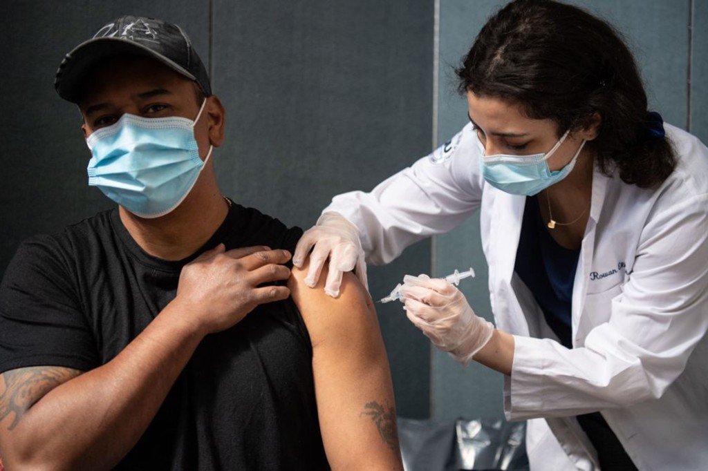 Moderna COVID-19 vaccine gets full FDA approval 1