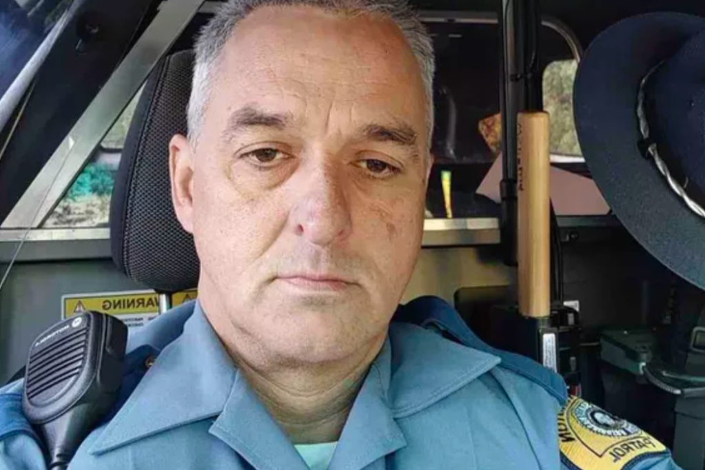 Washington trooper who defied state vaccine mandate and told
gov to ‘kiss my a–‘ dies from COVID-19 1