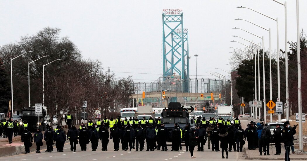 Traffic Resumes After Canadian Police Reopen Blockaded
Bridge 1