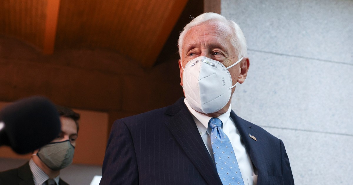 House Majority Leader Steny Hoyer has 'mild symptoms' after
testing positive for Covid-19 1
