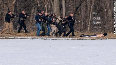 Suspect who allegedly killed 2 officers in shooting at
Virginia college charged with murder 1