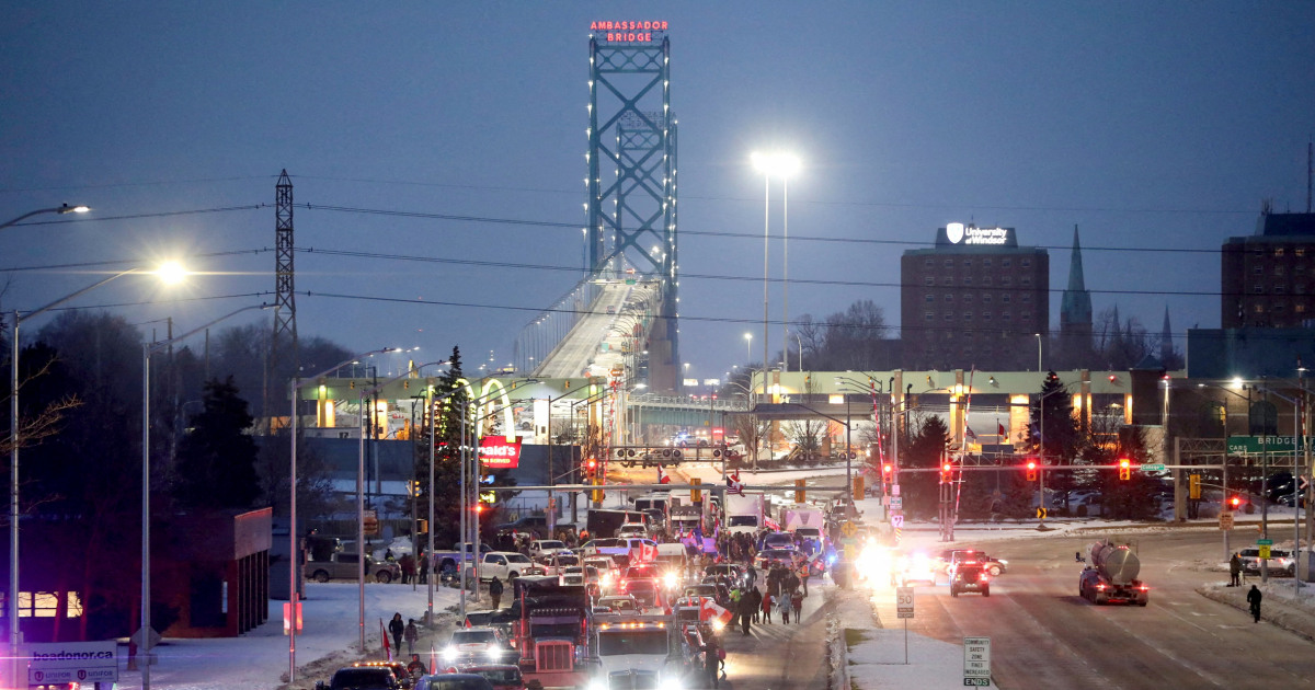 Key U.S. border crossing blocked by truckers as Covid
protest spreads beyond Canada 1