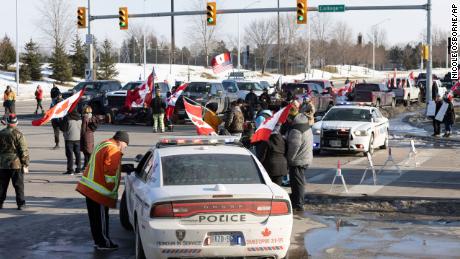 Arrests have been made after a key border crossing between
the US and Canada has been impeded by protesters 1