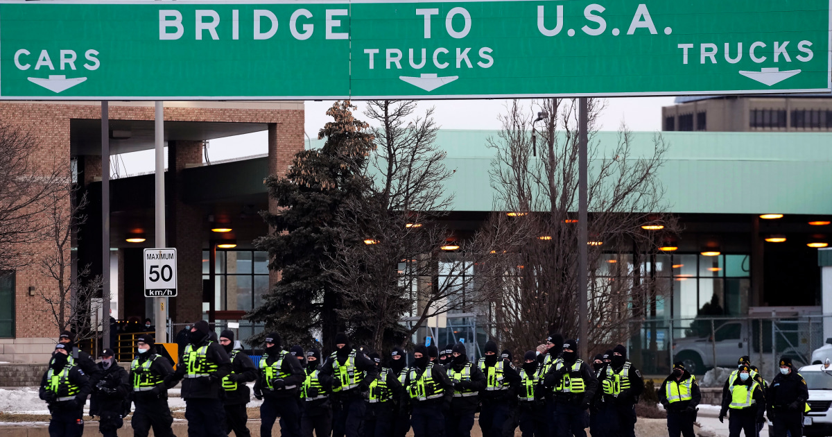 Police begin to remove protesters blocking Canada-U.S.
bridge hours after judge ordered truckers to go home 1