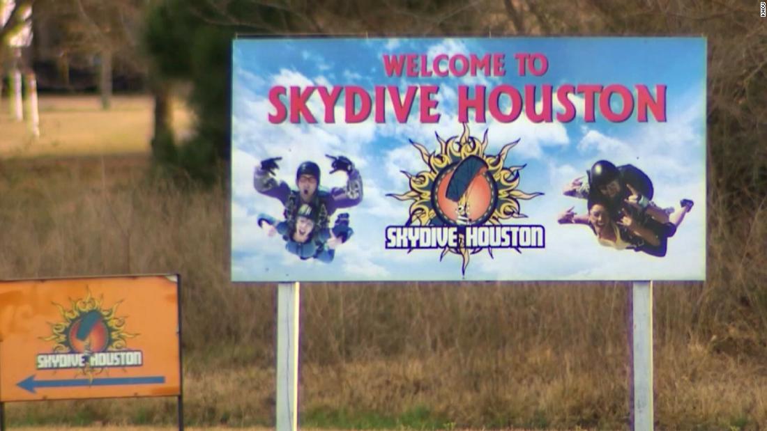 Texas skydiving instructor dies after parachute fails to
open 1