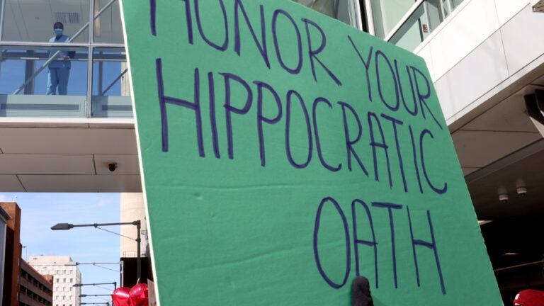 Protesters gather over patient dropped from transplant list
over COVID-19 vaccination status 1