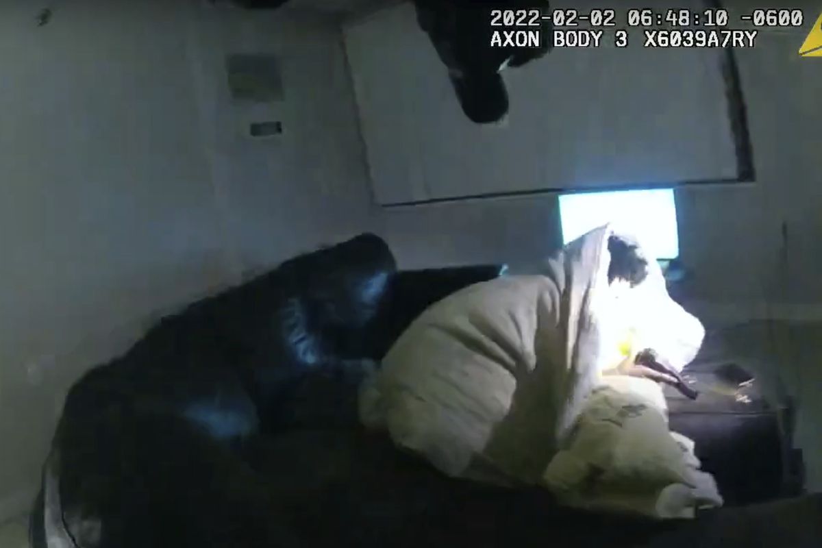 Minneapolis mayor halts no-knock entries after officer kills
man in apartment 1