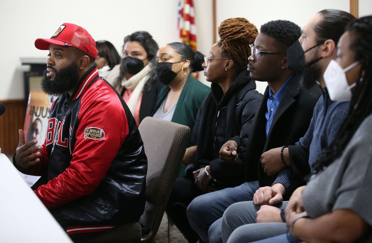 After their refusal to leave lobby of the federal courts
building while protesting ex-cop Jason Van Dyke’s release, the
‘Laquan Nine’ face fines 1 After their refusal to leave lobby of the federal courts
building while protesting ex-cop Jason Van Dyke’s release, the
‘Laquan Nine’ face fines 1
