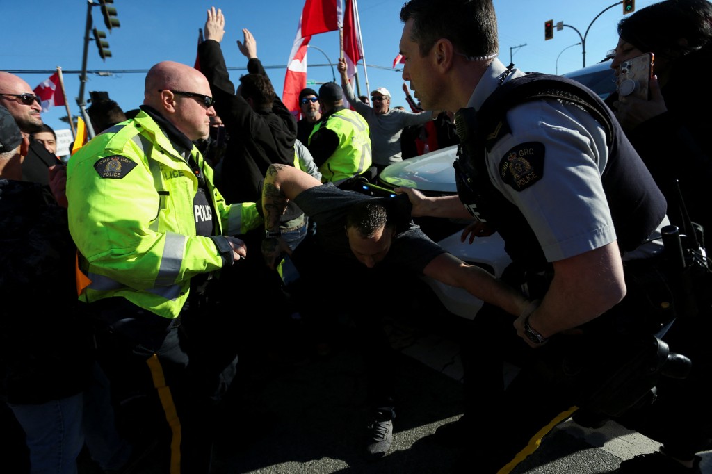 Canada protesters, police deadlocked as tensions simmer at
blocked border bridge 1