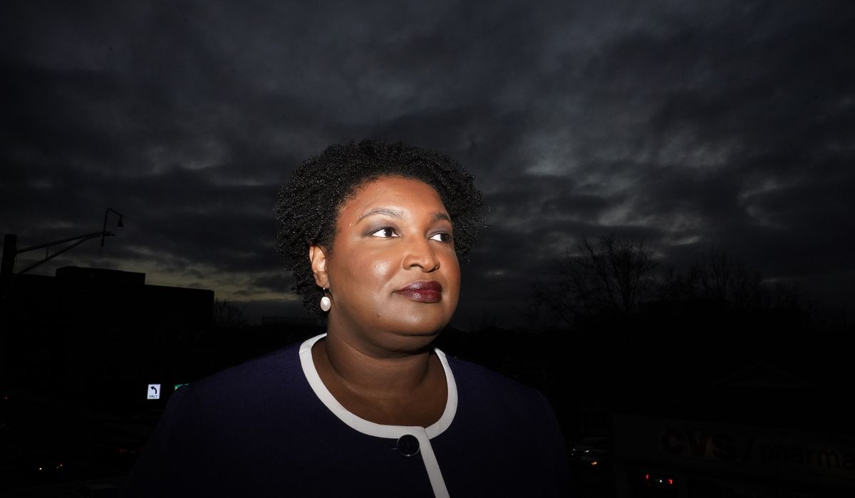 Stacey Abrams apologizes for going maskless at school after
outcry 1