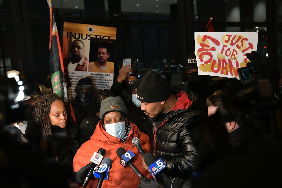 Protesters arrested calling for federal charges against Van
Dyke: ‘We’re gonna shut down the entire city of Chicago’ 1