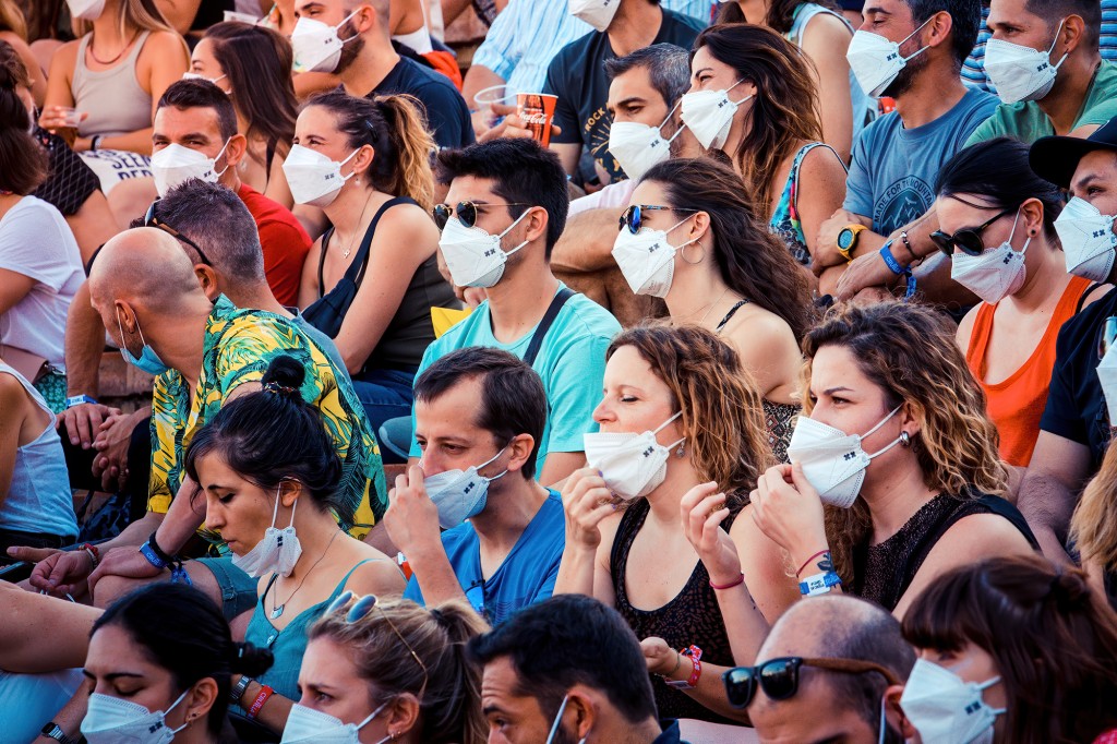 Spain to drop masks outdoors as Omicron surge
decelerates 1