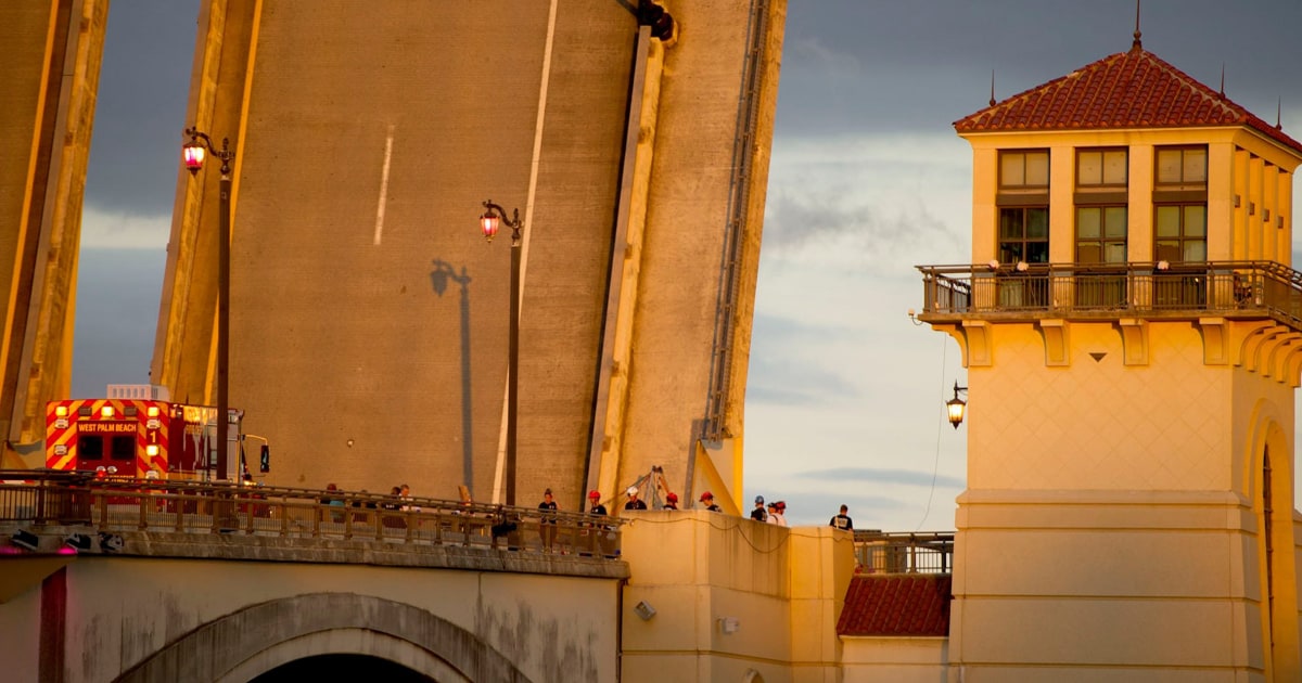 Woman falls to death after Florida draw bridge she was
crossing opens 1