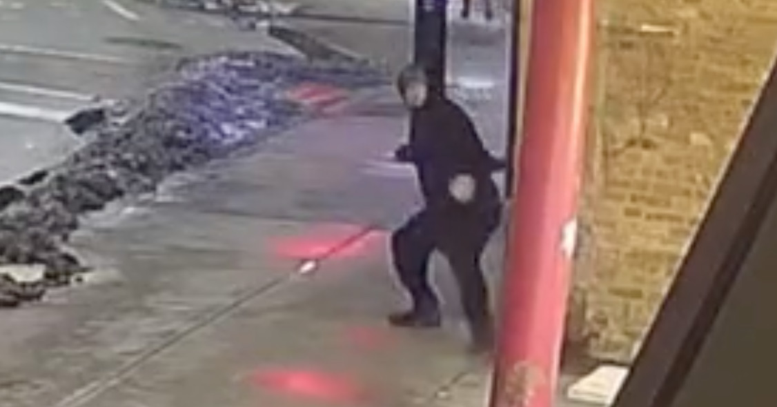 Video shows man throwing brick at Wiener’s Circle window
after being denied service for refusing to wear a mask 1