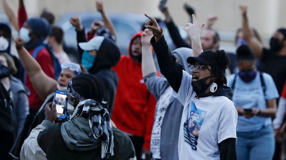 2 year sentence for ex-officer who struck kneeling
protester 1