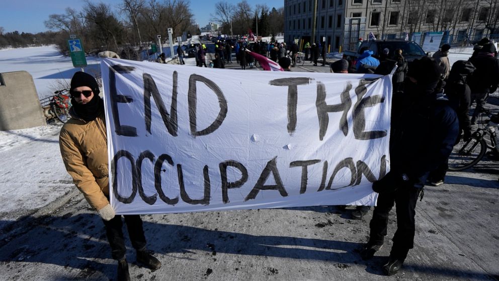 Key US-Canada bridge reopens after police clear
protesters 1
