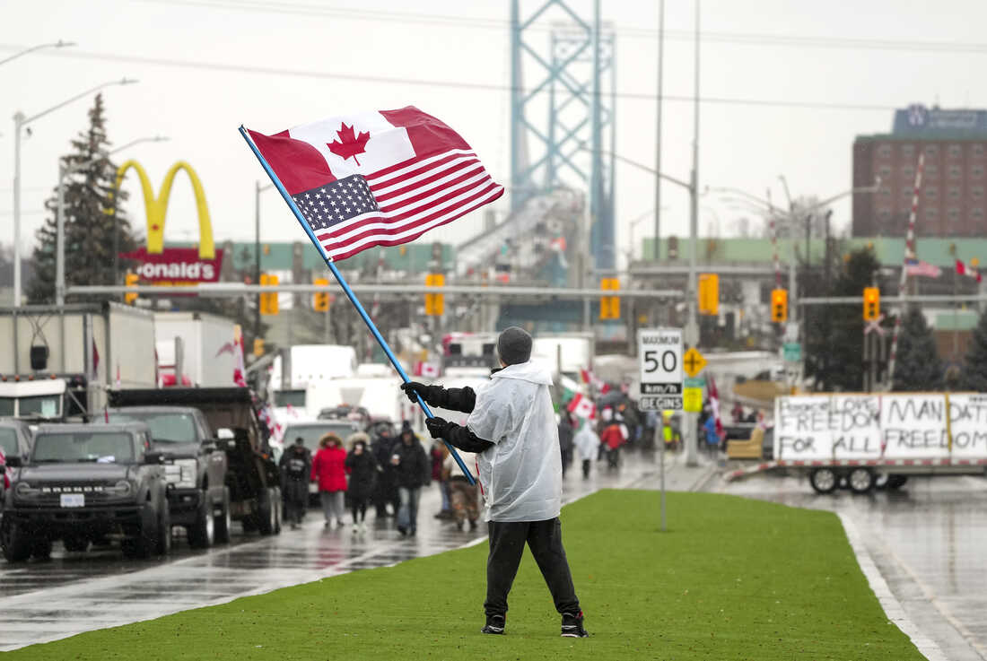 Police work to remove protesters at the busiest crossing at
the U.S.-Canada border 1