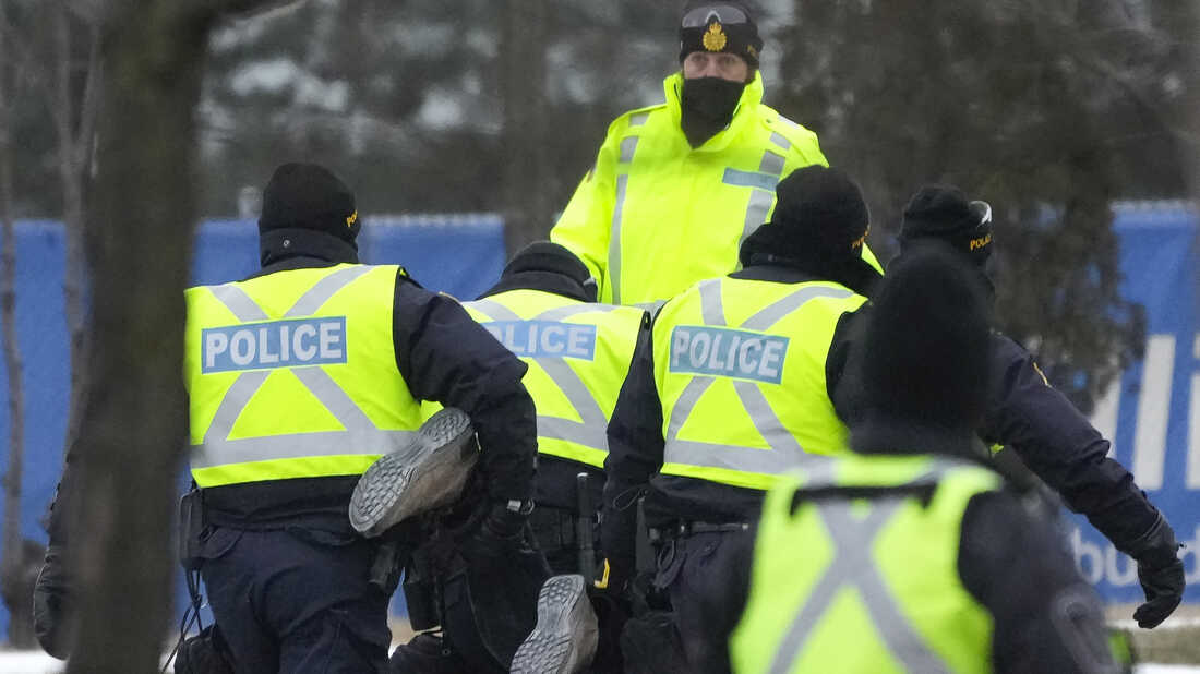 Key U.S.-Canada bridge reopens after police clear
protesters 1