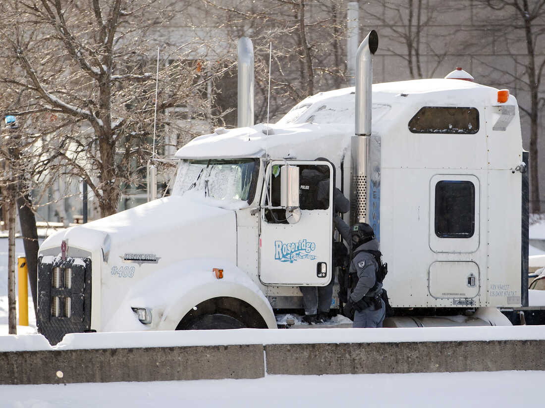 Police start arresting protesters to end the siege of
Canada's capital 1